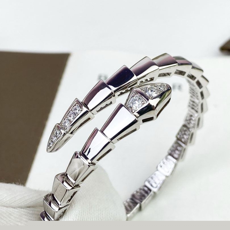 Bo*te*ga venenta bracelets